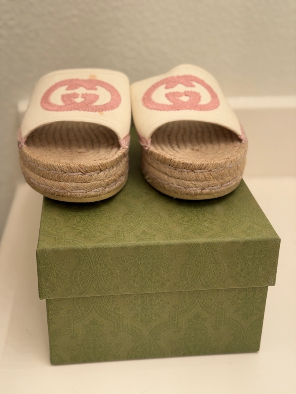 Gucci Cream Espadrille Platform Slides with Pink Logo